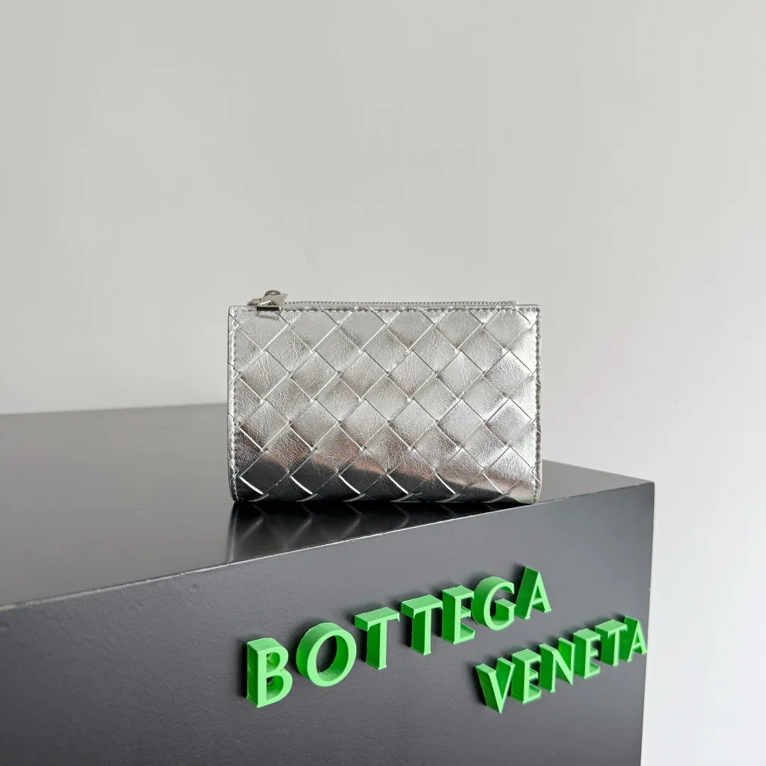 Batch 960 of BOTTEGA VENETA’s new woven small wallets are now shipping! ! ! 🥰🥰Made of carefully selected first-layer sheepskin fabric, this small luxury wallet has an elegant appearance and is also full of practicality. It can store change, driver's license and various cards at the same time. It is so small that it can be put in your pocket and carried with you. It is really convenient [Applause][Applause] Style No.: 667468 Size: 14.5*9.3*2cm